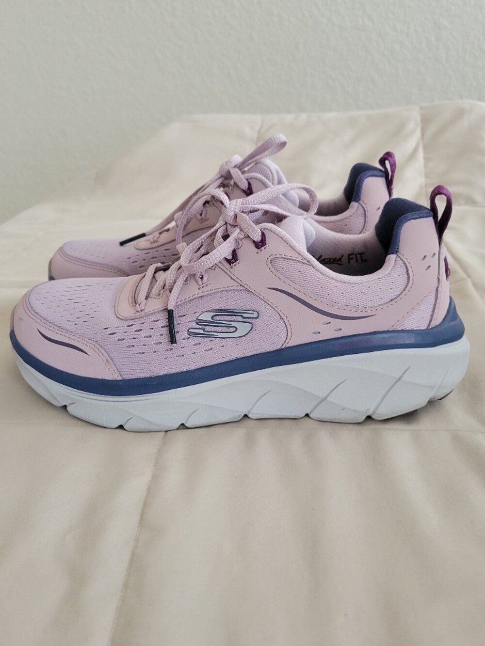 Skechers Deluxe Walker sneakers Size 7. EUC